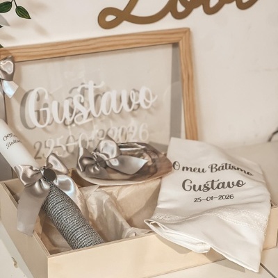Kit de batismo com vela, tecido branco personalizado e quadro com nome Gustavo
