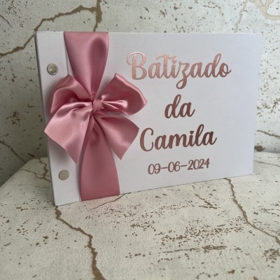 Convite de batizado branco com laço rosa e texto dourado