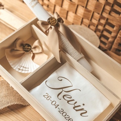 Conjunto de batismo com vela decorada, pente e pano personalizado numa caixa de madeira.