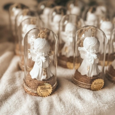 Estatuetas de anjos em campânulas de vidro com bases em cortiça e medalhas douradas