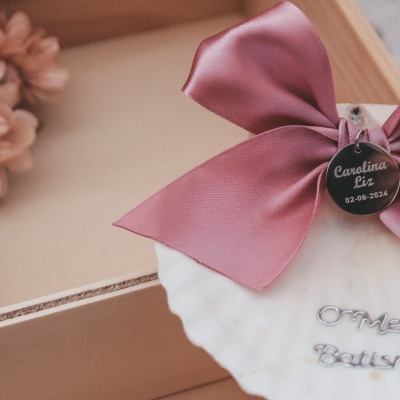 Prato decorativo branco com laço rosa e medalha gravada, texto 