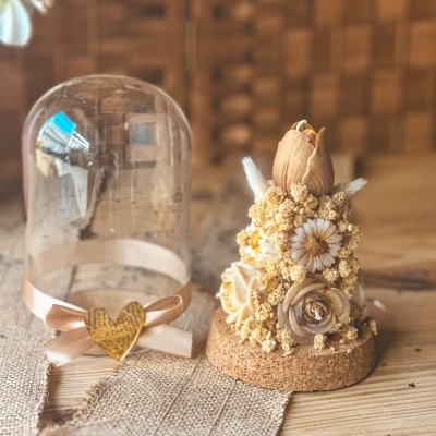 Vela cone decorativa com flores secas e base de cortiça, cúpula de vidro com fita rosa e coração dourado