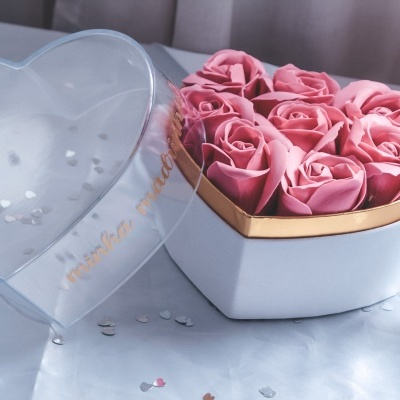 Caixa de coração branca com tampa transparente e rosas cor-de-rosa artificiais