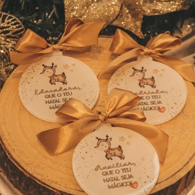 Bolas de Natal brancas com laço dourado e rena desenhada