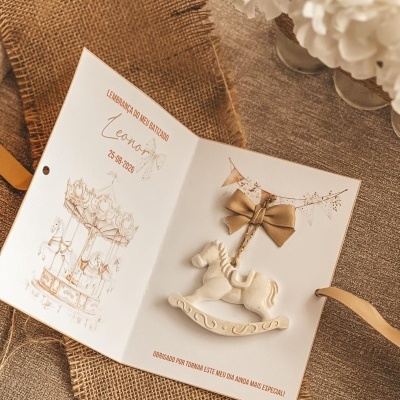 Convite ou lembrança de batizado com cavalo de balanço branco e decoração castanha
