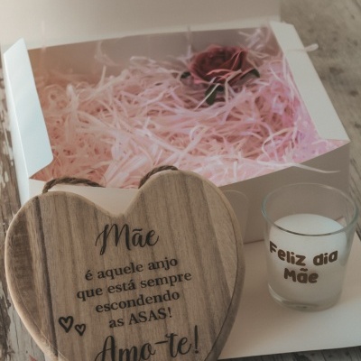 Presente Dia da Mãe com placa de madeira em forma de coração, vela em copo de vidro e caixa com papel picado e flor cor-de-rosa