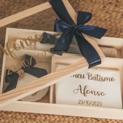 Conjunto de lembranças de batismo com moldura, fita azul, pulseira e cartão