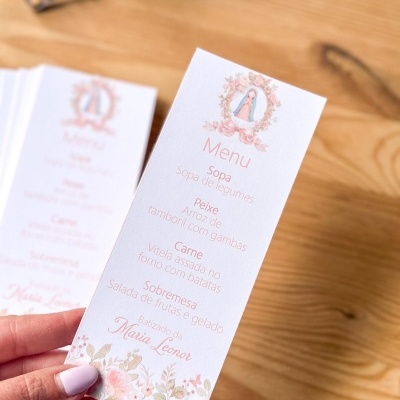Cartão de menu com texto em rosa e flores em fundo branco