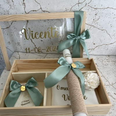 Caixa de madeira personalizada para batismo com vela e acessórios em tons verdes e naturais