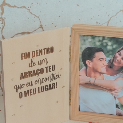 Porta-retratos de madeira com mensagem gravada e foto de casal, com pequenos corações vermelhos ao redor
