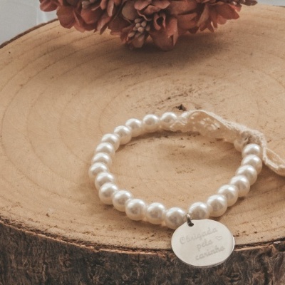 Pulseira de pérolas falsas brancas com fecho de corda e medalha prateada