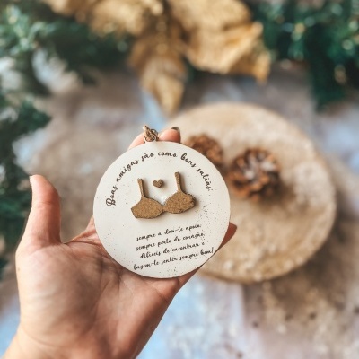 Ornamento branco redondo com soutien em cortiça e texto em português