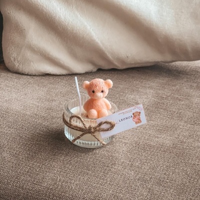 Vela perfumada em vidro com urso de peluche e etiqueta LEONORA