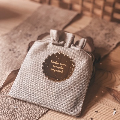 Saquinho de tecido bege com etiqueta dourada tenho um convite especial