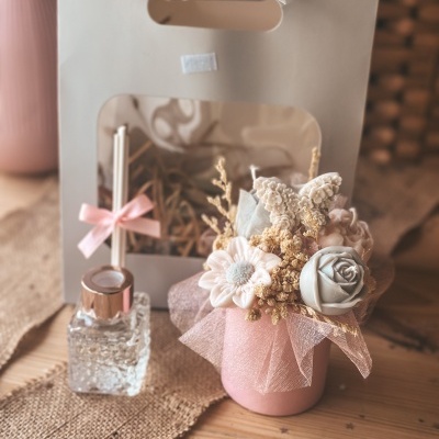 Difusor de aroma em vidro com bouquet decorativo em tons suaves e embalagem de papel bege
