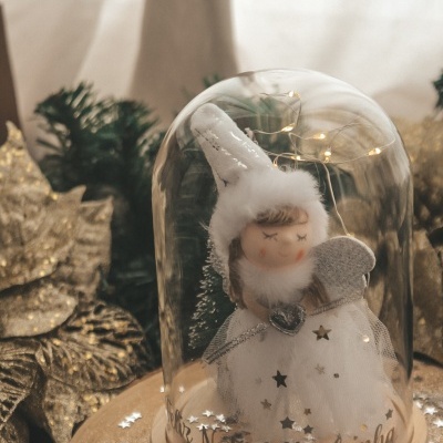 Figura de anjo de Natal dentro de globo de vidro com base de madeira