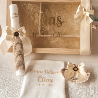 Conjunto para batismo com vela, toalha, concha e caixa de madeira decorados e personalizados