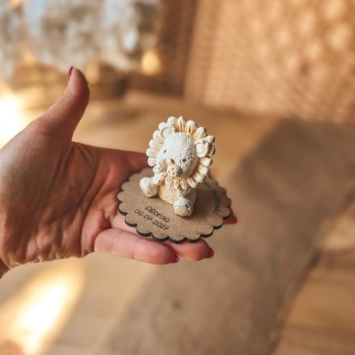 Figura decorativa de leão branco em cartão com texto Afonso 06-07-2027