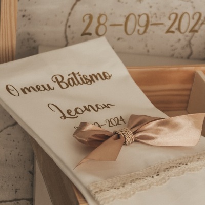 Toalha branca bordada para batismo com fita castanha e caixa de madeira