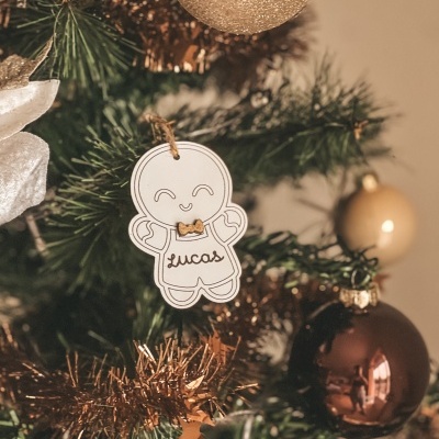 Decoração natalícia boneco de gengibre branco com texto 'Lucas' em árvore de Natal