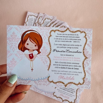 Convite de Primeira Comunhão com ilustração de menina, fundo rosa e detalhes dourados