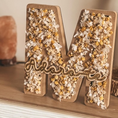 Letra M decorativa com flores secas e palavra em madeira Adoro-te