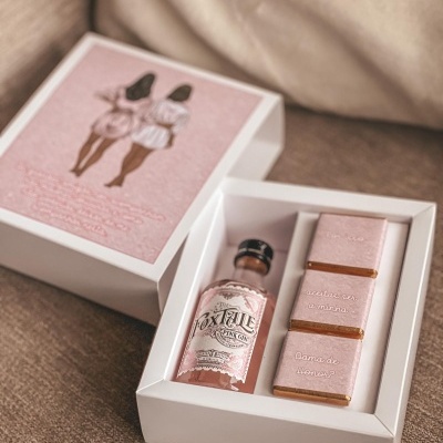 Caixa de presente com mini garrafa de gin rosa e chocolates com convite para Dama de Honor