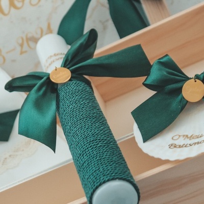 Conjunto decorativo com vela e sabonete com laços verdes e caixa de madeira