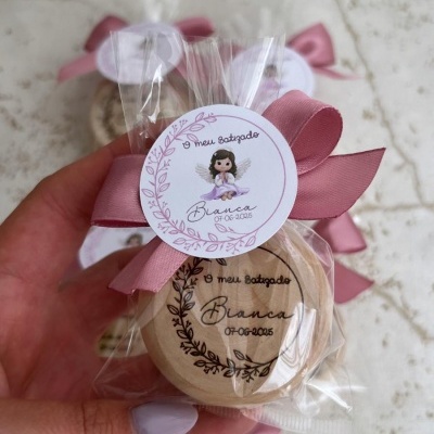 Cookie redondo com gravação personalizada e etiqueta decorativa com fita rosa