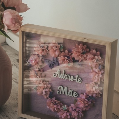 Caixa decorativa com coração de flores e texto 'Adoro-te Mãe'