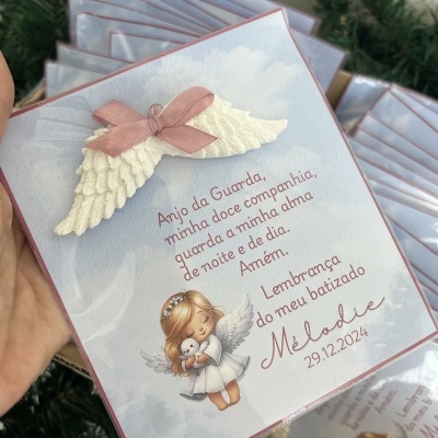 Cartão de batizado com anjo ilustrado, asas brancas 3D com laço cor-de-rosa e texto em português