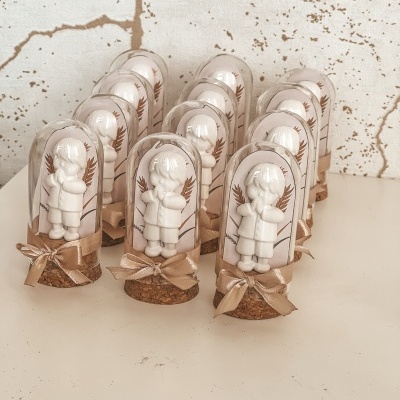 Figurinhas decorativas de anjinhos em resina branca sobre base de cortiça com laços bege