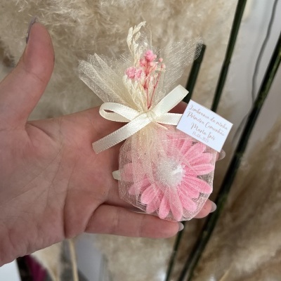 Mala de tule creme com flor rosa e etiqueta de Primeira Comunhão