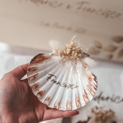 Concha de mar branca e castanha com nome personalizado e flores secas