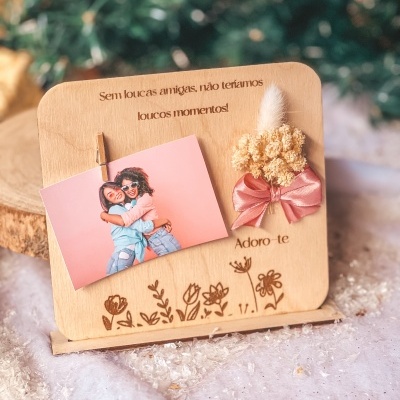 Placa de madeira decorativa com texto e foto de amigas abraçadas
