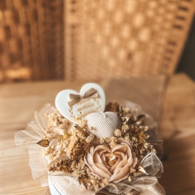 Caixa decorativa com flores secas e vela em forma de flor