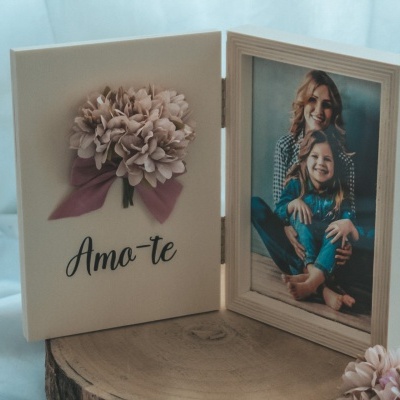 Moldura dupla com foto de mãe e filha e flores decorativas com o texto Amo-te