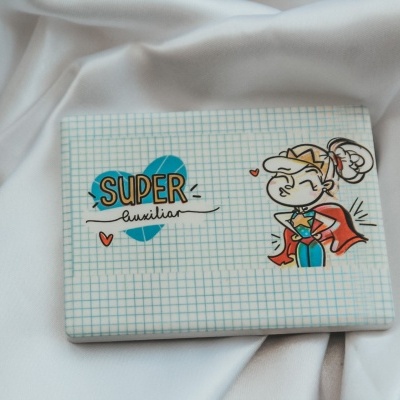 Capa com ilustração de super-heroína e texto 'SUPER auxiliar'