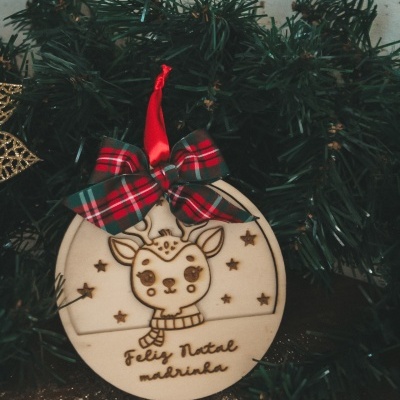 Enfeite de Natal redondo de madeira com gravação de rena e texto 'Feliz Natal madrinha'