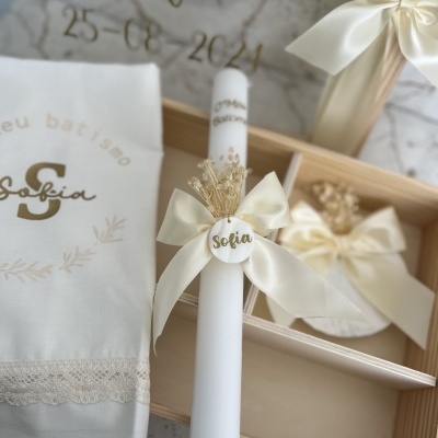 Conjunto de batismo com vela branca decorada, toalha com nome Sofia e caixa de madeira com acessórios