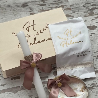 Conjunto de batismo com vela, saboneteira, saco bordado e caixa de madeira.