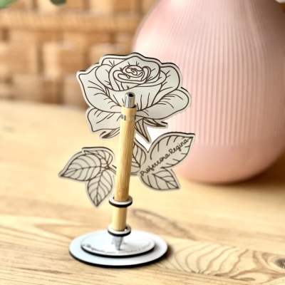 Caneta com suporte decorativo em forma de rosa em papel com texto PROFESSORA REGINA