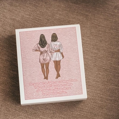 Caixa com ilustração e texto sobre amizades para noiva e dama, sobre fundo castanho claro.