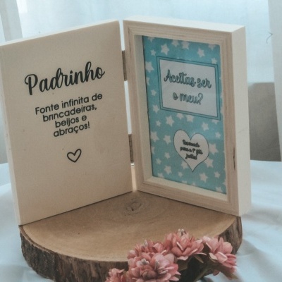 Porta-retratos de madeira com texto em português e base redonda de madeira com flores rosas