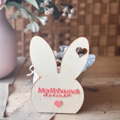 Placa decorativa de madeira em forma de coelho com texto cor-de-rosa e recorte em forma de coração