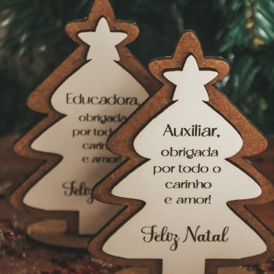 Peças decorativas de Natal em madeira em forma de árvore com texto de agradecimento em português.