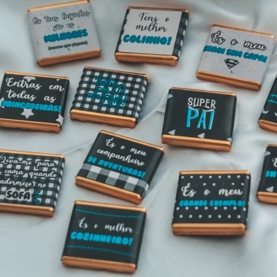 Dezobre quadradas decorativas com texto em português sobre tecido branco