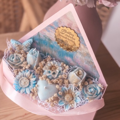 Cartão rosa decorativo com flores e coração azuis de cera, autocolante dourado com texto