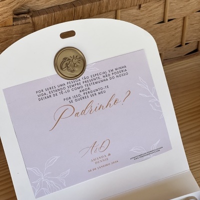 Cartão convite lilás com selo dourado em envelope branco
