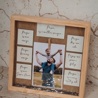 Quadro de madeira com foto de homem e criança rodeada de cartões com frases em português